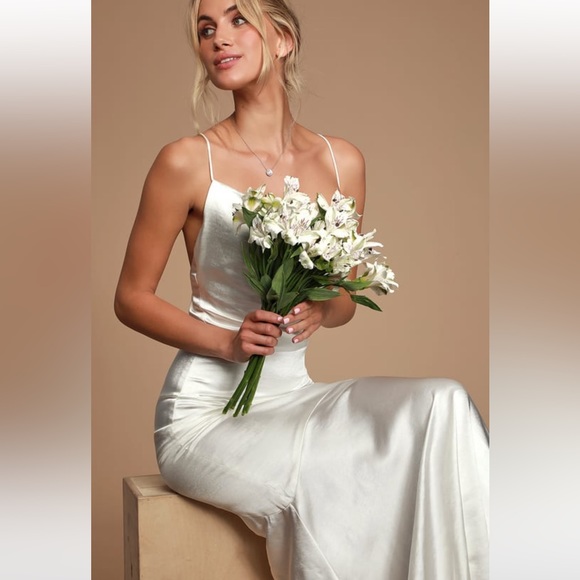 Elliatt Dresses & Skirts - Elliatt Aisle White Satin Cowl Neck Gown